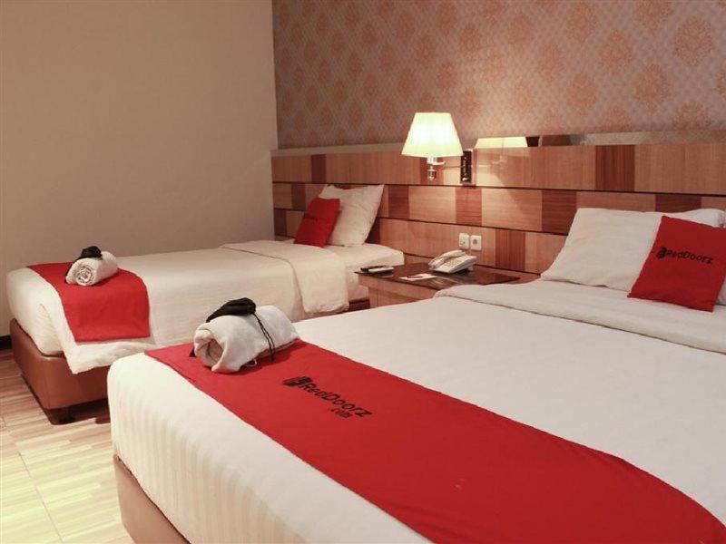 Hotel Reddoorz Premium Near Bandung Station Exterior foto